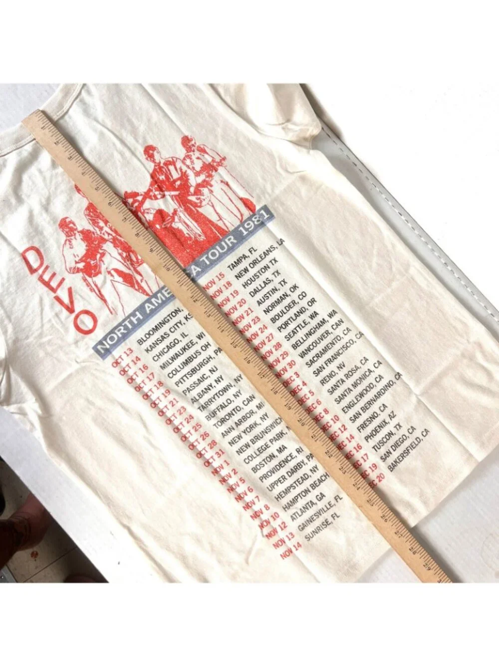 Devo 1981 Tour Retro Tribute Mens Lee T-Shirt size Small 41x27 Beautiful World